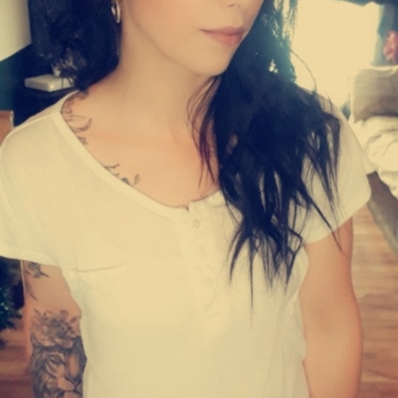 White tshirt - Picture 3 of 3